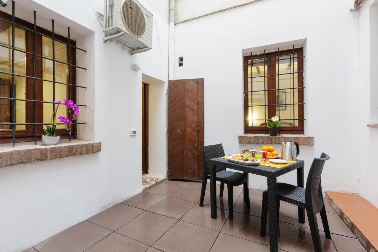 Center Ztl Lovely Apartment แฟร์รารา ภายนอก รูปภาพ