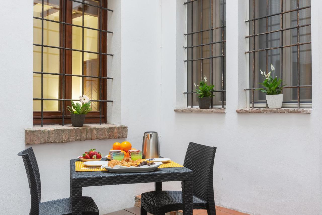 Center Ztl Lovely Apartment แฟร์รารา ภายนอก รูปภาพ